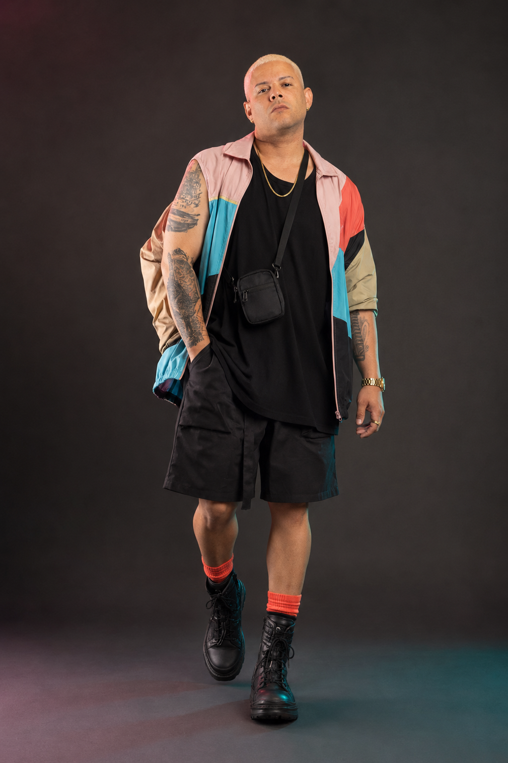 Yanny Rouse caminando con chaqueta multicolor de su sesión artística